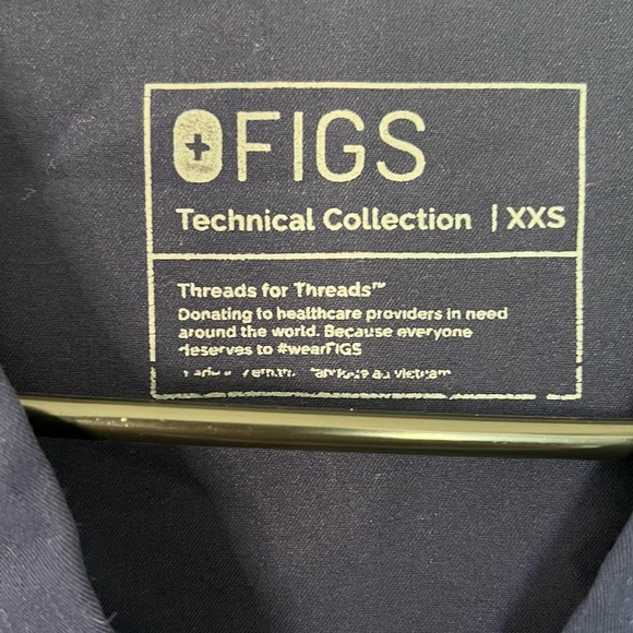 FIGS Technical Collection Top - Picture 3 of 3